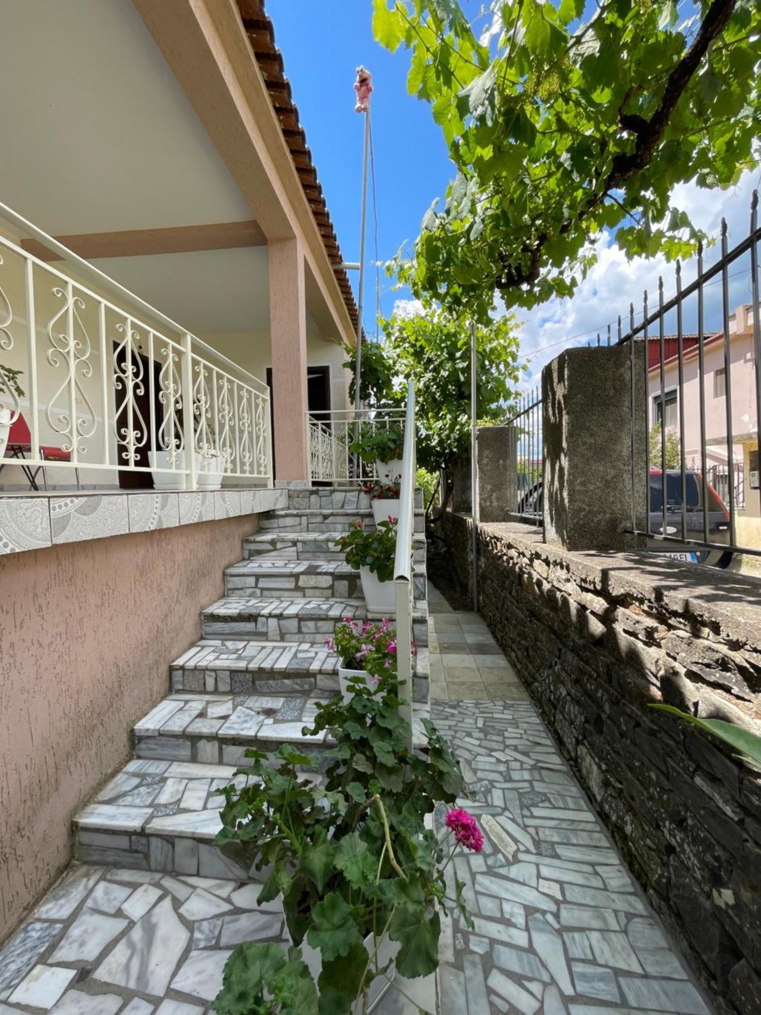 Pensjonat Eljos House *