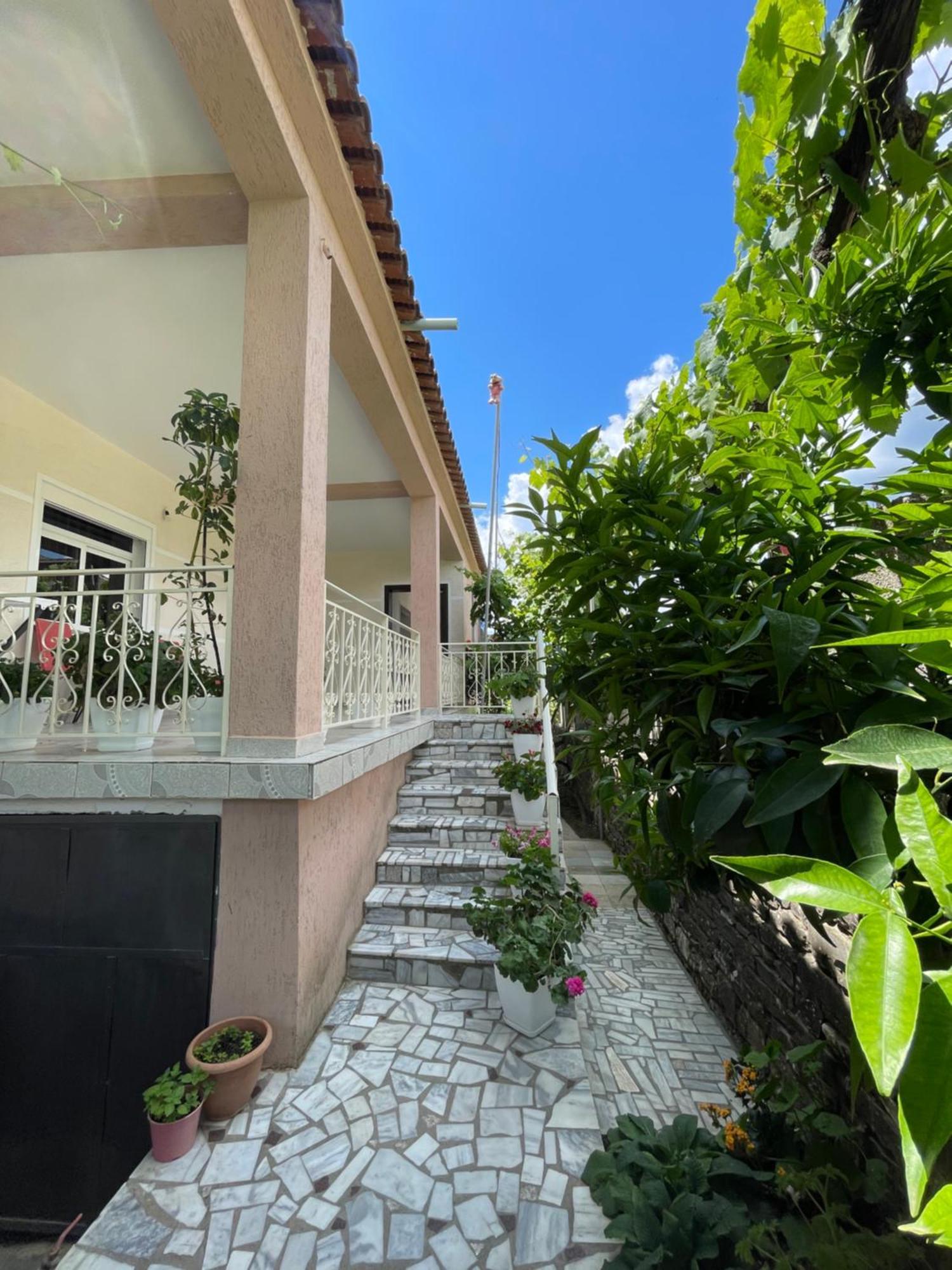 Eljos House *